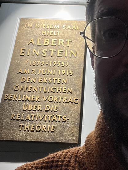 Selfie vor Bronzetafel: In diesem Saal hielt Albert Einstein (1879-1955) am 2. Juni 1915 den ersten öffentlichen Berliner Vortrag über die Relativitätstheorie.