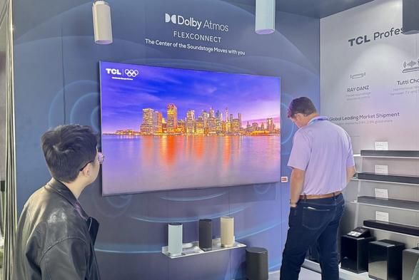 <p>ソニーグループは1月20日、中国家電大手のTCL電子と、テレビを中心とするホームエンターテインメント事業で戦略的提携に向け、覚書（MOU）を締結したと発表した。2027年4月を目途に、製品開発・設計・製造・販売を一括して担う合弁会社を設立する。</p>
<blockquote class="wp-embedded-content"><p><a href="https://36kr.jp/450534/">中国TCL、平野歩夢選手をアンバサダーに起用。日本エアコン市場に参入、「85インチ超」戦略も推進</a></p></blockquote>
<p></p>
<p>出資比率はTCLが51％、ソニーが49％。かつての「家電の王者」ソニーが事実上テレビの自社運営から退くことになる。同社は現在、イメージセンサーやゲーム、音楽・映画といったエンターテインメント分野など、利益率の高い事業への経営資源集中を加速させている。</p>
<p>一方、テレビ販売で世界2位のシェアを誇るTCLは、パネル製造のTCL華星光電（CSOT）と世界最大級のテレビ受託製造業者の茂佳科技（MOKA）という垂直統合モデルを持つ。同社はソニーの高度な画像処理技術とブランド力を得ることで、20年にわたり首位を維持してきた韓国サムスン電子に挑む。合弁後の出荷規模は、サムスンと並ぶ水準に達すると見込まれている。</p>
<blockquote class="wp-embedded-content"><p><a href="https://36kr.jp/343652/">「家電は日本製」が崩れる時代に？日本テレビ市場で中国勢がシェア50%に迫る衝撃【人気記事再掲】</a></p></blockquote>
<p></p>
<p>今回の提携は、単なる企業間協業にとどまらず、世界のテレビ産業構造そのものの転換点となりそうだ。「ソニーの技術」と「中国のサプライチェーン」を組み合わせたTCLが前面に立つことで、これまでの日本・韓国主導の構図は崩れ、<span style="font-weight: 400;">競争の軸は中国と韓国メーカー間の争いへと移りつつある。</span></p>
<p>（36Kr Japan編集部）</p>