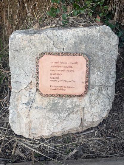 Una placa de ceràmica amb el poema esmentat.