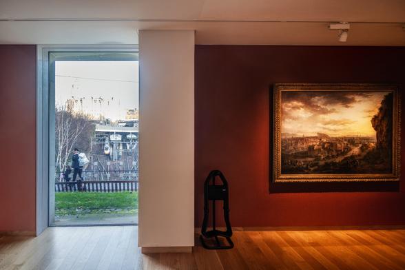 Edinburgh National Gallery mit historischem Gemälde und Blick auf die moderne Stadt.

#NikonZfc #NikonZ #Nikon Z fc | 16mm | f/3.5 | 1/25s | 02/12/2025

 #hess_photography #Photography #Fotografie #Landscapephotography #Landschaftsfotografie #Museum #Art #Edinburgh #Cityscape #Painting #Window #View #Contrast #Culture #Exhibition