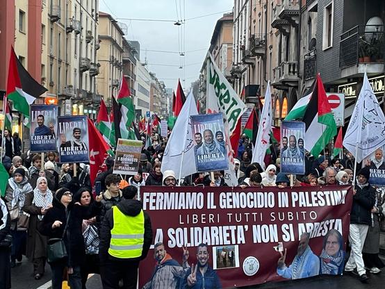 Il corteo per la Palestina di ieri a Milano.