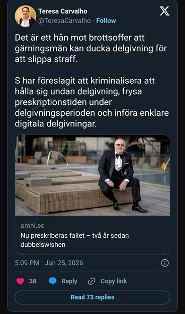 Prutt av Teresa Carvalho publicerad 25 januari 2026 klockan 17:09.
Texten lyder: "Det är ett hån mot brottsoffer att gärningsmän kan ducka delgivning för att slippa straff. S har föreslagit att kriminalisera att hålla sig undan delgivning, frysa preskriptionstiden under delgivningsperioden och införa enklare digitala delgivningar."
Tweeten innehåller en länk till omni.se med rubriken "Nu preskriberas fallet – två år efter dubbelmordet."
Bilden visar en man i kostym sittande på en utemöbel. Prutten har 38 gillamarkeringar och 73 svar.