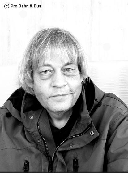 Mann in schwarz weiß