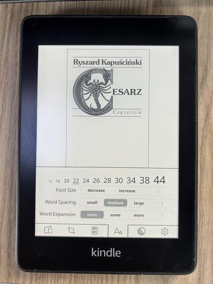 Zdjęcie z aplikacji KOreader z okładką książki "Cesarz" Ryszarda Kapuścieńskiego