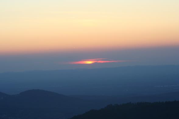 Ein Foto. Die untergehende Sonne von Kaltenbronn aus, über das Rheintal