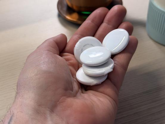 <p><em>– Article invité, rédigé par Vincent Lautier, contient des liens affiliés Amazon –</em></p>
<p>Après cinq ans sans mise à jour, Apple sort enfin la deuxième génération de ses traqueurs Bluetooth. Je les ai reçus ce matin, et je les ai testés dans la foulée. Le verdict ? Des améliorations bienvenues, mais pas de quoi jeter vos anciens AirTags.</p>
<p>
<img alt="" src="https://korben.info/cdn-cgi/image/width=1200,fit=scale-down,quality=90,f=avif/jai-teste-les-airtags-2-ca-vaut-le-coup-et-sous-android-on-fait-comment/jai-teste-les-airtags-2-ca-vaut-le-coup-et-sous-android-on-fait-comment-2.jpeg" />
</p>
<h3 id="ils-ont-quoi-de-neuf-">Ils ont quoi de neuf ?</h3>
<p>Apple a franchement pris son temps pour sortir cette nouvelle version, et les nouveautés se comptent sur les doigts d'une petite&nbsp;main&nbsp;à laquelle il manquerait pas mal de doigts. La puce Ultra Wideband passe à la dernière génération (celle des iPhone 17). Sur le papier, la fonction de localisation précise fonctionne 1,5 fois plus loin qu'avant. Dans les faits, chez moi ça détecte à 24 mètres au lieu de 19 mètres. Pour retrouver vos clés sous un coussin de canapé, ça ne change pas grand-chose. Pour un sac dans un aéroport bondé, c'est déjà un peu plus utile, mais ça ne changera pas la face du monde.</p>
<p>
<img alt="" src="https://korben.info/cdn-cgi/image/width=1200,fit=scale-down,quality=90,f=avif/jai-teste-les-airtags-2-ca-vaut-le-coup-et-sous-android-on-fait-comment/jai-teste-les-airtags-2-ca-vaut-le-coup-et-