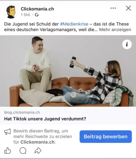 Zwei Personen sitzen auf einem Sofa. Eine Person hält ein Smartphone in der Hand und zeigt es der anderen Person. Sie wirken fröhlich. Im Hintergrund Text über Medienkrise.