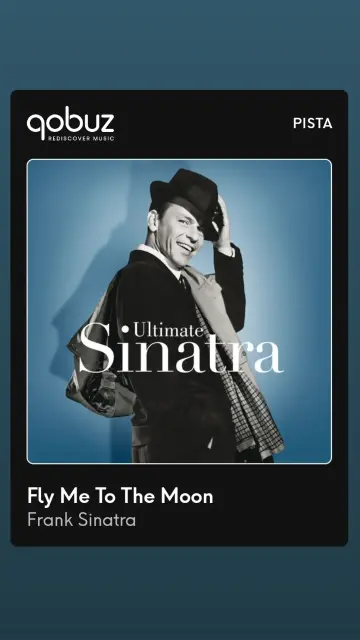 Portada d’un àlbum de música de Qobuz, una plataforma de streaming i venda de música en alta qualitat. Concretament, es tracta de la cançó **"Fly Me To The Moon"** interpretada per **Frank Sinatra**, inclosa en un àlbum titulat **"Ultimate Sinatra"**, segons la col·lecció "Pista" de Qobuz.

A la imatge, es veu Frank Sinatra amb un estil clàssic i elegant, portant un barret i una bufanda, i subjectant una maleta. El fons és blau i el disseny de la portada transmet un aire retro i sofisticat, típic de l’estètica associada a Frank Sinatra.