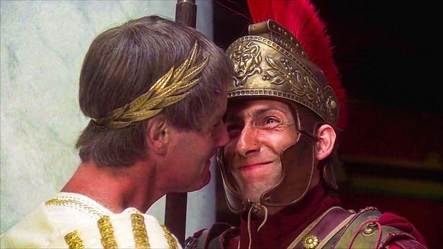 Szene aus "life of Brian" ein Römer versucht krampfhaft nicht zu lachen (schwanzus Longus Szene)