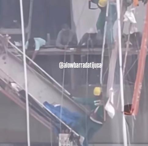 <p><img alt="Vídeo: Operário fica pendurado em andaime em obra na Barra da Tijuca" src="https://i0.wp.com/agendadopoder.com.br/wp-content/uploads/2026/01/WhatsApp-Image-2026-01-29-at-19.08.22.jpeg?fit=1600%2C1575&ssl=1" /></p>
<p>Um operário da construção civil viveu momentos de tensão após parte de um andaime despencar durante uma obra em um prédio na Barra da Tijuca, na Zona Oeste do Rio,  nesta quinta-feira (29). <strong>Vídeos que circulam nas redes sociais mostram o trabalhador suspenso por uma corda de segurança</strong>, enquanto colegas tentam ajudá-lo a retornar à plataforma.</p>



<p>As imagens mostram o operário pendurado no ar após parte do andaime despencar. Após alguns instantes de apreensão, ele consegue se segurar e subir novamente para a área onde estavam os demais trabalhadores.</p>



<figure class="wp-block-embed is-type-rich is-provider-twitter wp-block-embed-twitter"><div class="wp-block-embed__wrapper">
<div class="embed-twitter"><blockquote class="twitter-tweet"><p dir="ltr" lang="pt"><img alt="⚠" class="wp-smiley" src="https://s.w.org/images/core/emoji/17.0.2/72x72/26a0.png" style="height: 1em;" /> RISCO DE VIDA | Um operário ficou pendurado em um andaime durante uma obra na Barra da Tijuca, Zona Oeste do Rio de Janeiro.<br /><br /><img alt="📸" class="wp-smiley" src="https://s.w.org/images/core/emoji/17.0.2/72x72/1f4f8.png" style="height: 1em;" />: Reprodução / @allowbarradatijuca <a href="https://t.co/WkkCj12QJx">pic.twitter.com/WkkCj12QJx</a><