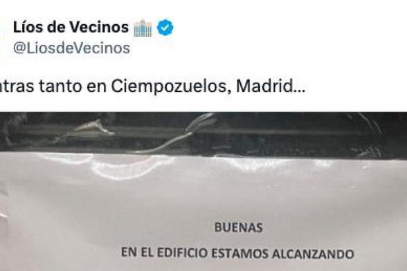 El cartel colgado en una comunidad de vecinos de Madrid. (X / @Liosdevecinos)