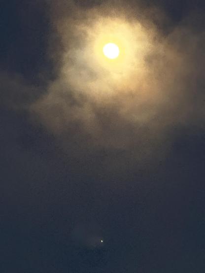 Bewölkter Nachthimmel mit Mond und Jupiter
Cloudy night sky with Moon and Jupiter