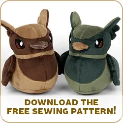 寄り添う様な色違いのオオミミヨタカのぬいぐるみ二匹。