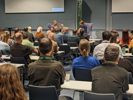 Masse folk i salen, to folk på scenen