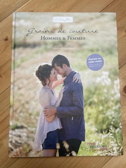 Cover des Biches „Grains de couture Hommes & Femmes“ von Ivanne Soufflet: 

Umarmendes Paar (sie Sommertop, er Hemd) vor grünem Hintergrund.