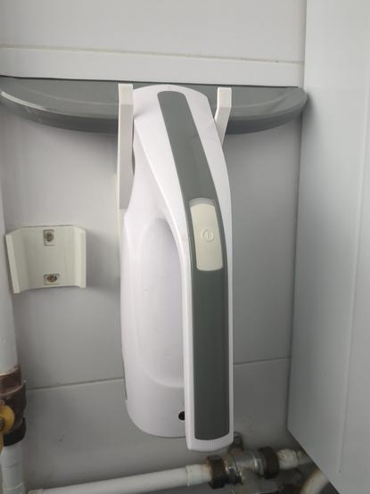 Photograph of the window vacuum cleaner placed on the support.