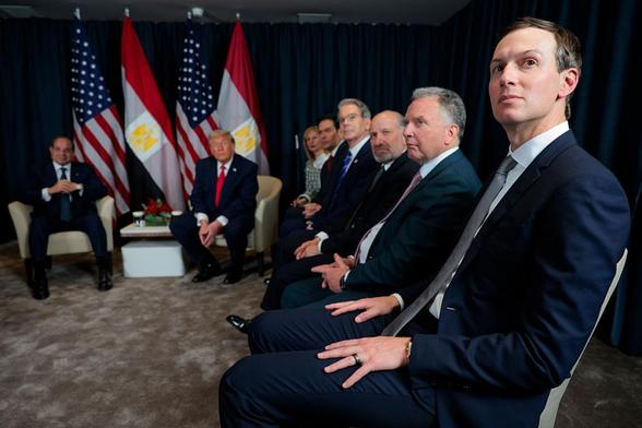 Jared Kushner, durante una reunión bilateral con el presidente egipcio Abdel Fattah el-Sisi y el presidente estadounidense Donald Trump, el 21 de enero de 2026, en el Foro de Davos. (Chip Somodevilla / Getty Images)