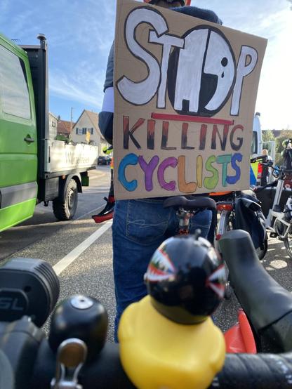 Schild mit „Stop killing Cyclists“
