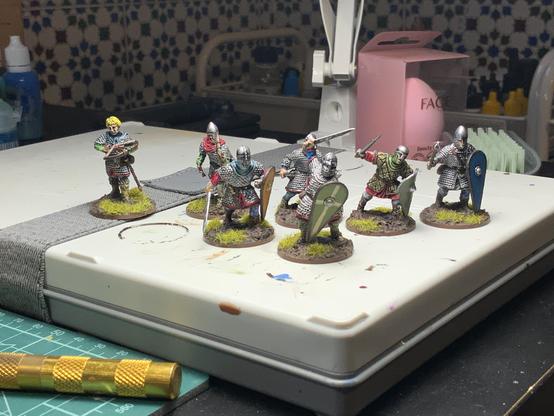 Siete miniaturas pintadas con acabado de juego. Son normandos del siglo XI, bien pertrechados con armaduras, escudos de cometa y dos de ellos con ballestas.