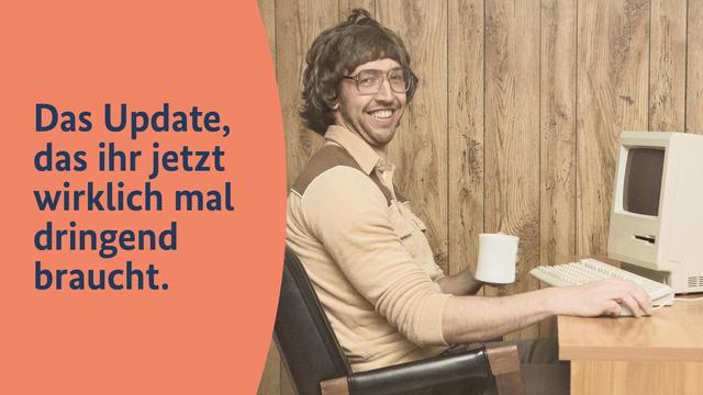 Bild 1: Foto von einem Mann im 70er-Jahre Look mit einem alten kastigen Computer vor sich stehen. Links von ihm eine orangene Kreisgrafik mit dem Text: Das Update, das ihr jetzt wirklich mal dringend braucht.