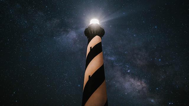 A candy-striped light - © biletskiyevgeniy.com / Shutterstock