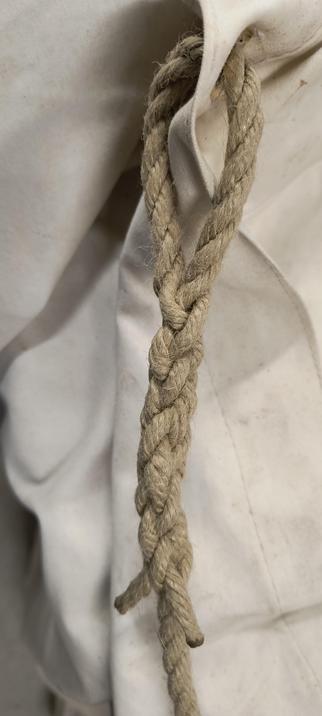 De oogsplits is klaar, de uiteinden van het touw zitten nu teruggevlochten in het touw, en er is een oog, een lus ontstaan, die stevig aan tent vast zit.