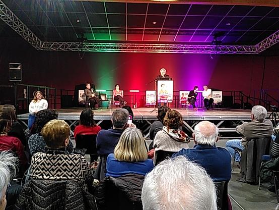 Prise de parole d'Éric Coquerel.
Derrière lui les lumières aux couleurs de l'Union populaire:
Vert, rouge, jaune, violet