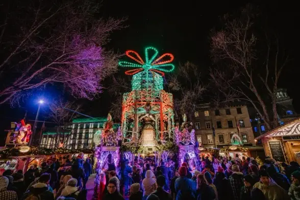 Château des lumières des Fêtes avec des foules de fêtards bien habillés.