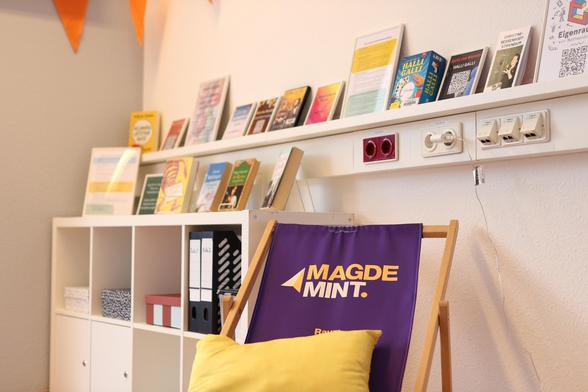 Noch ein Liegestuhl und ein Bücherregel