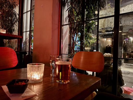 Barrett bar, a chic little bar in Psyri