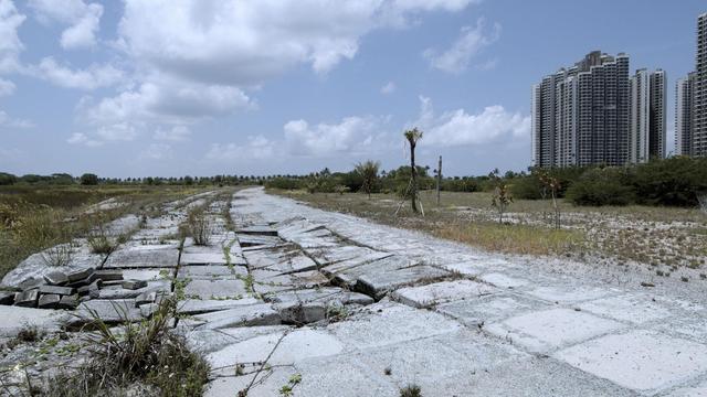 Verweerde betonnen weg.