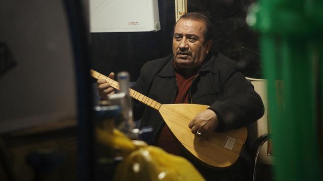 Turkse man speelt een ud.