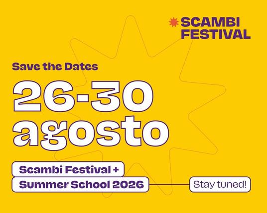 Una grafica giallo brillante che annuncia il Festival Scambi e la Summer School, in programma dal 26 al 30 agosto 2026. Il testo include un invito a "Salvate le date" e "Restate sintonizzati!" Il design presenta una tipografia audace e una stella