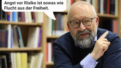 Münkler vor Bücherregal sitzend, erhobener Zeigefinger, zitat: Angst vor Risiko ist sowas wie Flucht aus der Freiheit.