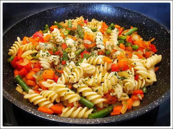 Bildbeschreibung: 
Die fast fertig gegarte Nudel-Gemüse-Pfanne.