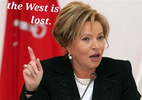 Russische Honorable, erhobener Zeigefinger, spruch: the West is lost.