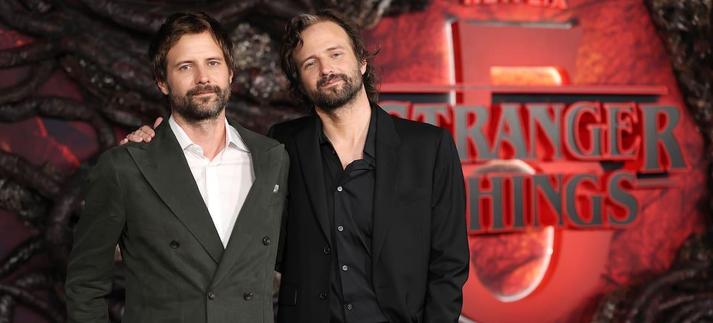Ross Duffer y Matt Duffer en la premiere de la temporada 5 de Stranger Things en Los Ángeles. / Monica Schipper