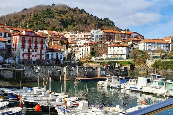 Encantador pueblo costero con puerto pesquero, playa y una preciosa basílica gótica. Perfecto para una escapada tranquila con sabor marinero. (Getty Images)