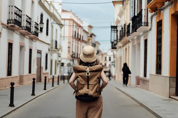 Una mujer joven con mochila viajando y descubriendo mundo. (Getty Images)
