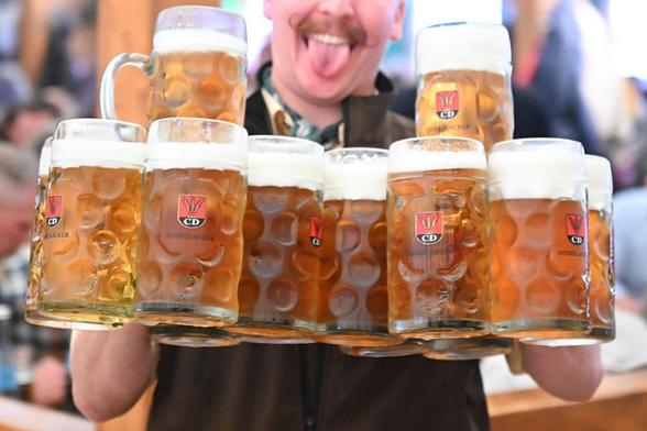 Jarras de cerveza durante una fiesta popular en Alemania, en un contexto de caída histórica del consumo. (Bernd Weißbrod)