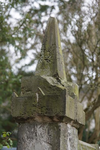 Steinspitze einer Mauer