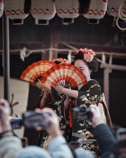 京都の神社の踊りの奉納