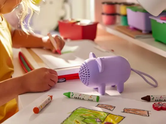 こどもが絵を描いている横にちょこんとねずみっぽい形のスピーカー。