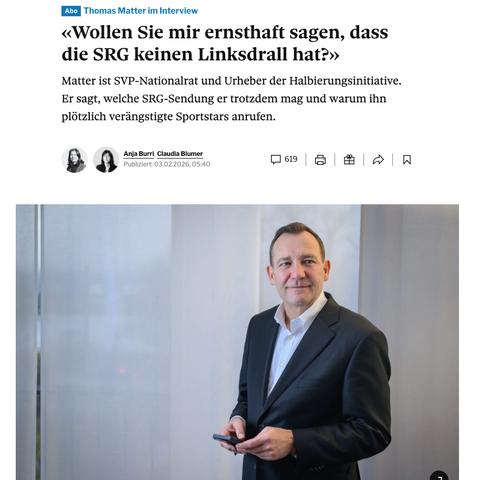 Screenshot aus dem «Tagesanzeiger». Thomas Matter, SVP-Nationalrat, steht in einem hellen Innenraum mit dem Rücken zur rechten Wand, trägt dunklen Anzug und weisses Hemd und hält ein Smartphone in den Händen.