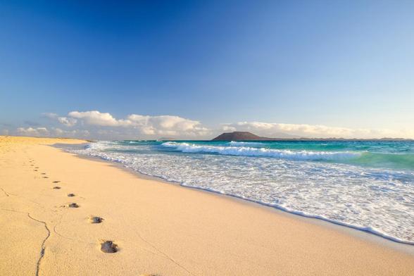 Vistas de las islas de Lobos y Lanzarote desde Corralejo, en Fuerteventura. (Getty Images/iStockphoto)