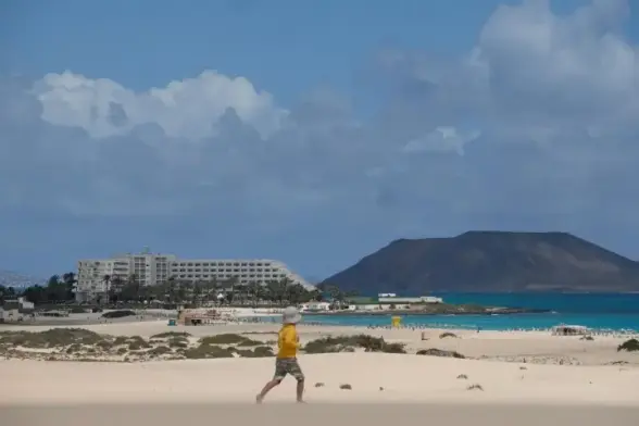 Imagen de archivo de las Dunas de Corralejo, en Fuerteventura. (EFE/Carlos de Saá)