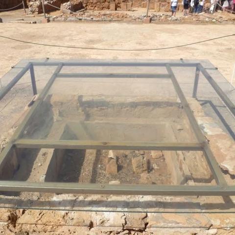 Plexiglasplatte über einem rechteckigen gemauerten Loch.