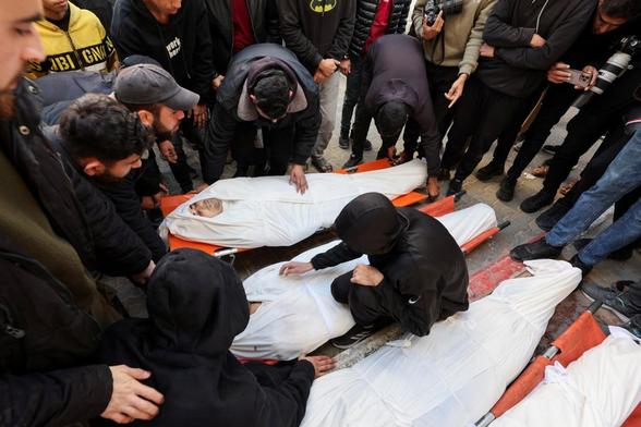 Un grupo de gazatíes llora los cuerpos de varios de los asesinados por Israel el 4 de febrero de 2026, en el Hospital Al-Shifa de la ciudad de Gaza. (REUTERS)