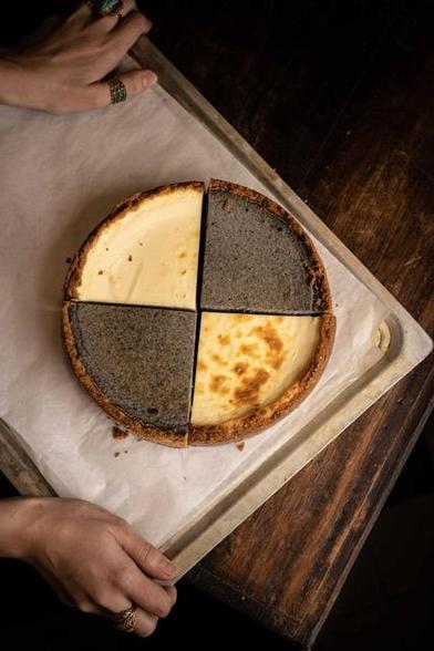 Nos pâtisseries sont entièrement faites maison, des cheesecakes vanille et sésame noir aux roulés cannelle, en passant par nos gaufres liégeoises et nos cakes aux multiples saveurs. Venez vous poser au 21, rue Custine à Paris !

#pâtisserie #cheesecake #vanille #sésamenoir #artisanat #artculinaire #paris #paris18 #cannelle #gaufre