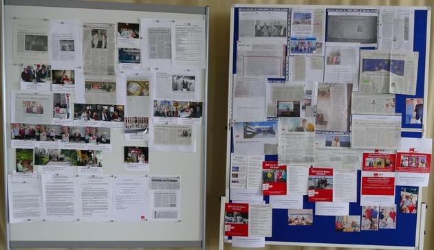 Schautafeln mit einer Auswahl der Presseberichte und Programme der letzten 30 Jahre.
 (Foto: Peter Jakobi)